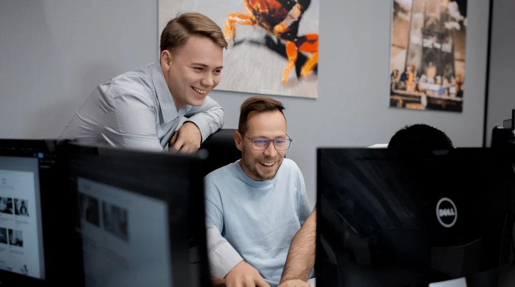 Сотрудники веб-студии Justbusiness за работой