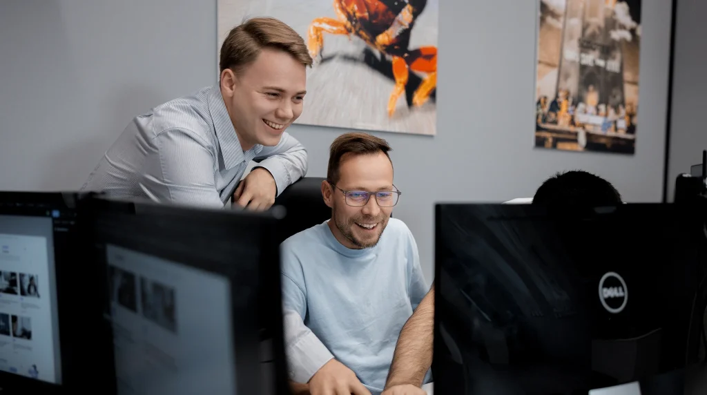 Сотрудники веб-студии Justbusiness за работой