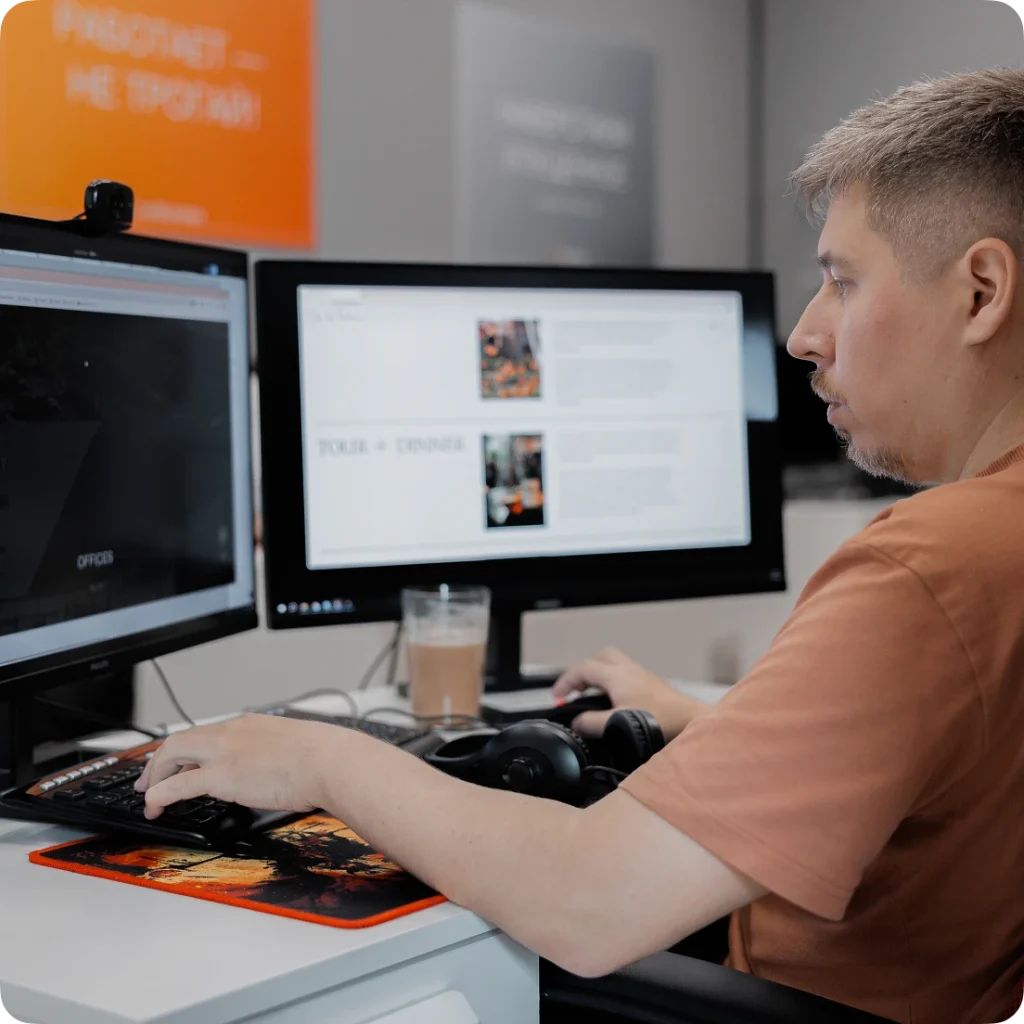 Сотрудник веб-студии Justbusiness работает на проектом корпоративного сайта